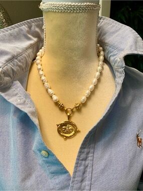 NWT Authentic Susan Shaw Gold Pearl Bee Intaglio Necklace